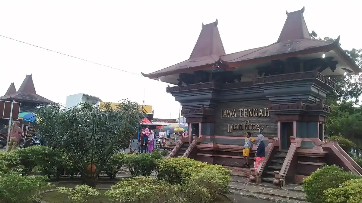 Tugu Perbatasan Jawa Tengah: Jantung Bisnis Lokal Cilacap yang Tak Pernah Lekang